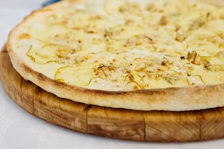 Пицца с грушей и горгонзолой