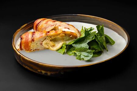 Рулет из цыпленка в беконе, фаршированный моцареллой, и сливочно-чесночный соус