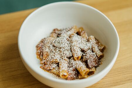 Паста с пастрами из говядины в томатном соусе