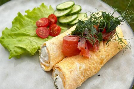 Яичный блин с лососем и зеленью