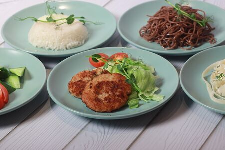 Мясные котлетки с гарниром на выбор