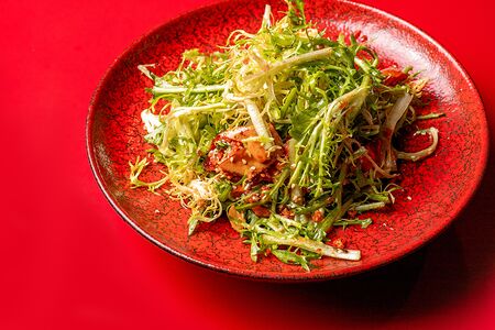 10. Салат из одуванчиков