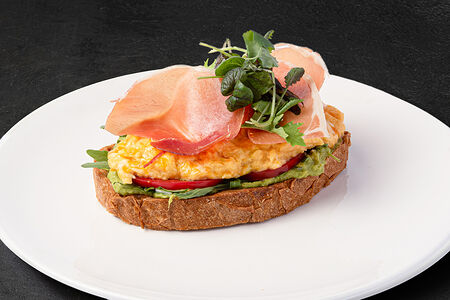 Скрембл на ржаном тосте с гуакамоле с пармой