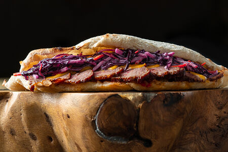 Панини с чеддером, брискетом и коул слоу