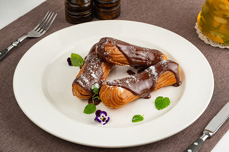 Традиционные эклеры с топленым шоколадом