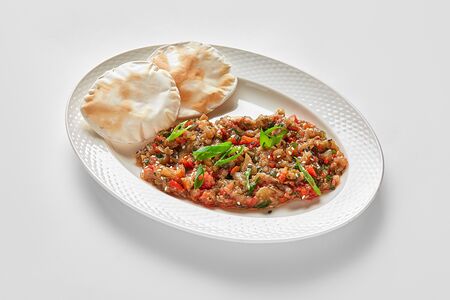 Икра из баклажанов, запеченных на мангале