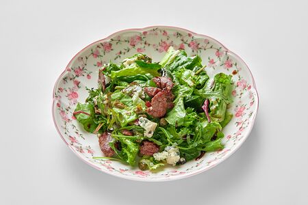 Теплый салат с говядиной и сыром Дорблю