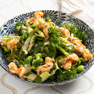 Зеленый салат с креветками и хариссой