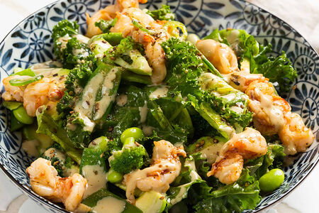 Зеленый салат с креветками и хариссой