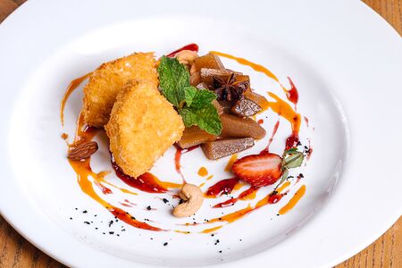 Жареный камамбер с облепиховым парментье