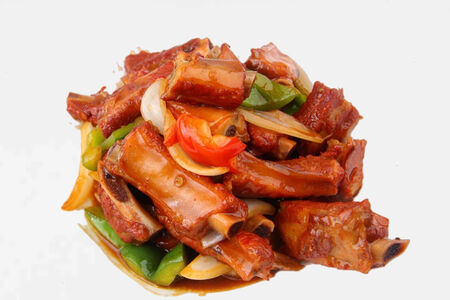 Жаркое из свиных рёбрышек с луком и красным соусом