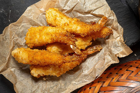 Тигровая креветка в кляре и сырный соус