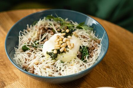 Гречка с сыром пармезан, яйцом пашот, шпинатом, под соусом песто с кедровым орехом