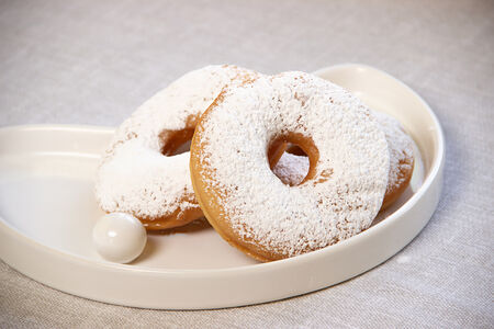 Пончик с сахарной пудрой