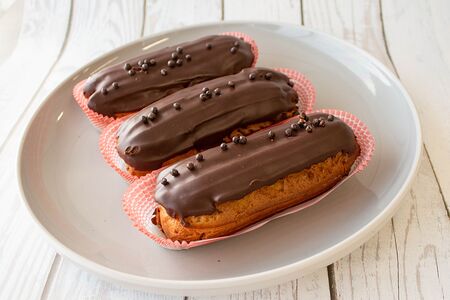 Эклер шоколадный