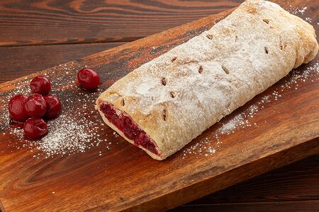 Штрудель с вишней