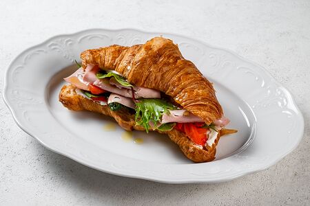 Круассан с мортаделлой и печеным перцем