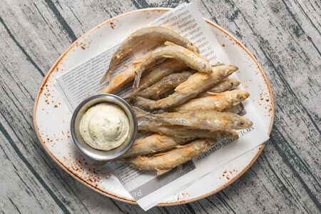Жареная корюшка с соусом айоли
