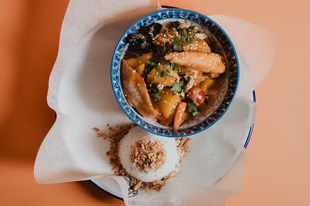 Филе белой рыбы Ка Чанг в красном кокосовом карри с рисом