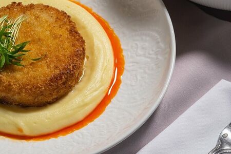 Котлета из щуки с крабовым мясом и трюфельным пюре