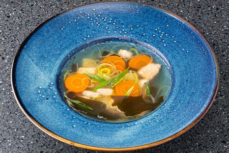 Рыбный суп с морепродуктами и водорослями комбу 