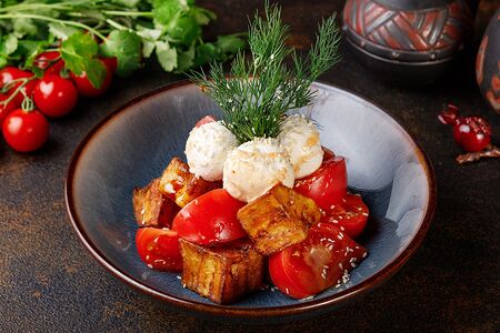 Тёплый салат с баклажанами