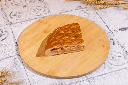 Четверть пирога с ветчиной и сыром