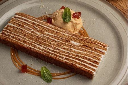 Медовый торт со сметанным кремом и абрикосовым мармеладом