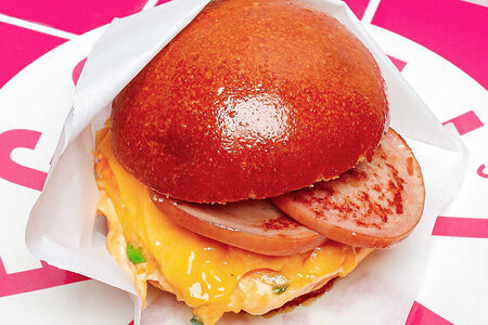 Утренняя булочка с колбасой