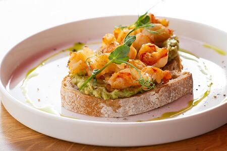Брускетта с лангустиновыми креветками и гуакамоле