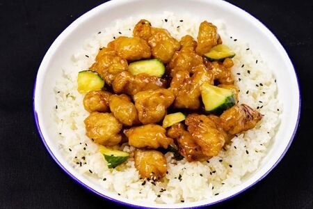 Свинина в красном апельсиновом соусе с огурцом