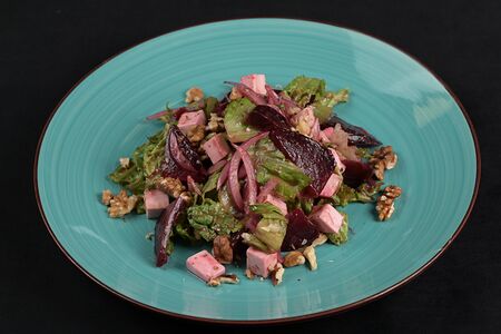 Салат из запечной свеклы с сыром фета 