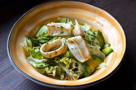 Салат с кальмаром