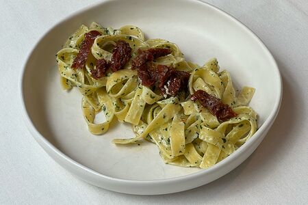 Паста с соусом песто и вялеными томатами