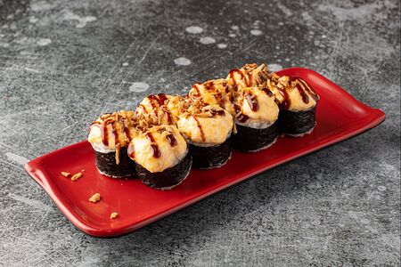 Запеченный ролл с лососем 