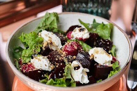 Салат с запечённой свеклой, мягким сыром и песто