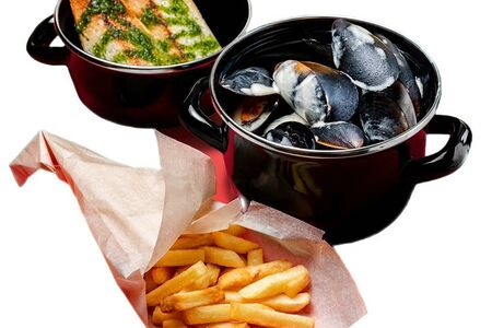 Мидии в сливочно-сырном соусе с фри