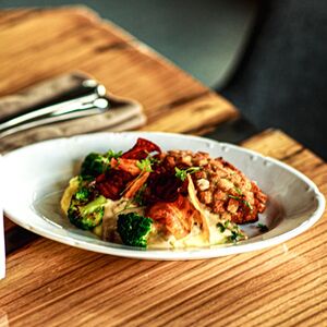 Пожарская котлета с картофельным пюре и грибным соусом