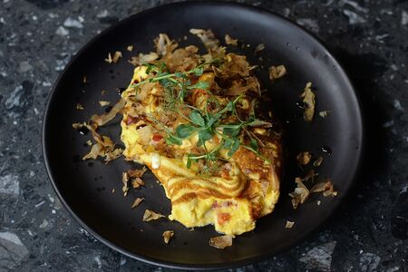 Омлет с угрем, томатами и хлопьями бонито