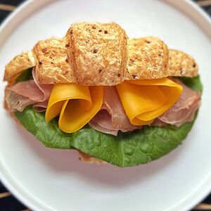 Круассан с ветчиной и сыром