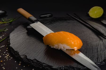 Суши с лососем