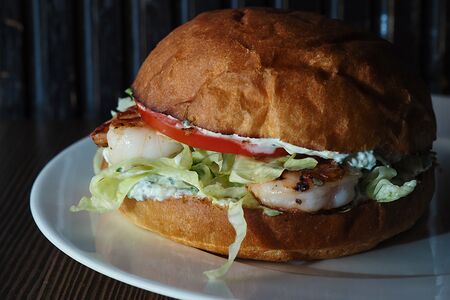 Бургер с креветками