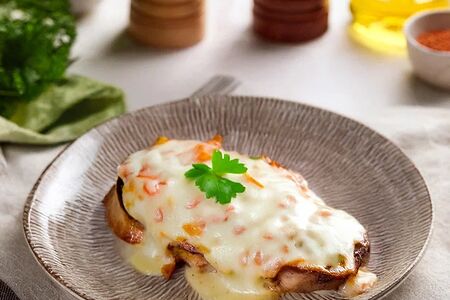 Стейк из печени под сырным суфле