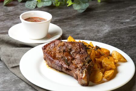 Стейк из свинины с картофелем по-деревенски