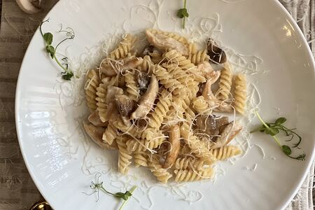 Фузилли с курицей и грибами