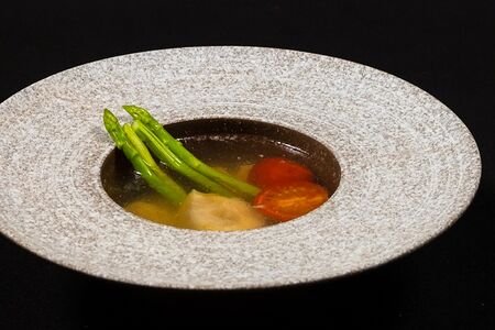 Наваристый бульон из цыпленка с артишоками