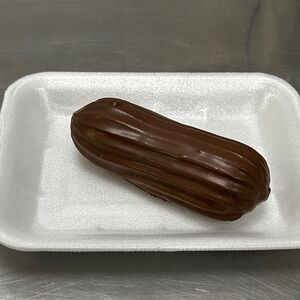 Эклер в шоколадной глазури 