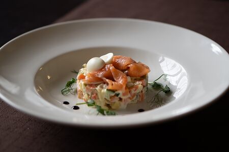 Салат Оливье с семгой и перепелиными яйцами