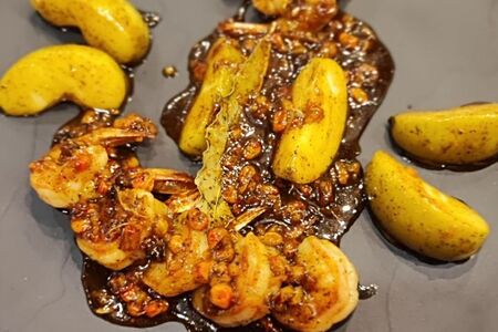 Креветки с карамелизированными дольками яблока и облепихой