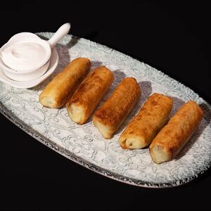 Мини-блинчики с мясом и сметаной